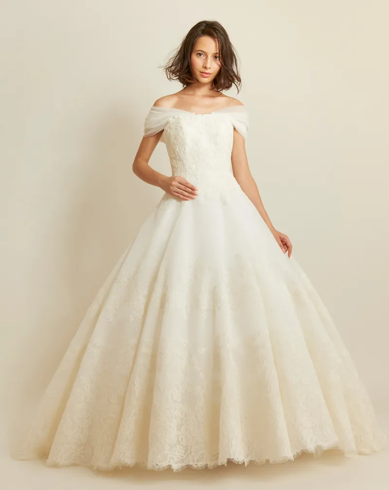 ---Princess wedding dress with bateau neckline made of organza and lace--
