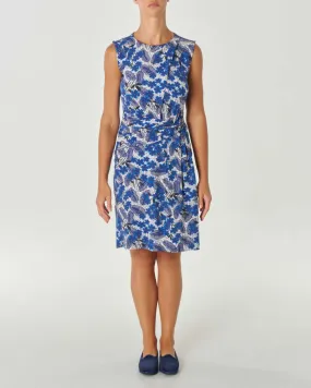 Abito corto senza maniche bianco e blu in lyocell stretch a stampa batik con drappeggio in vita