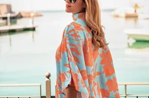 Blusa elegante ampia con stampa, di colore azzurro