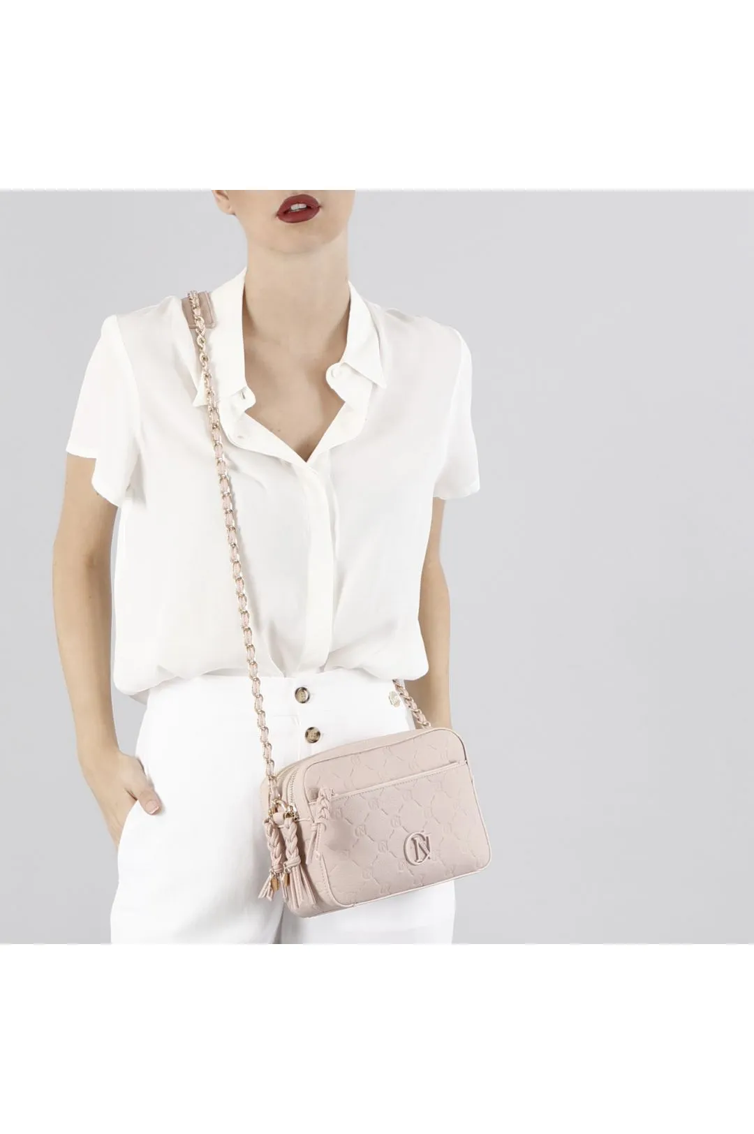 camera bag con logo embossed all over cipria