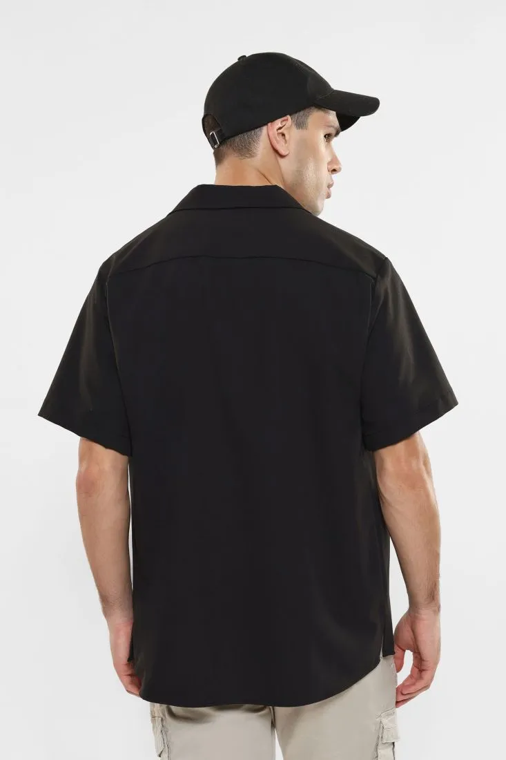 Camicia con bottoni a contrasto e tasca applicata