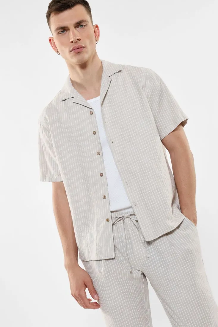 Camicia fantasia rigata con maniche corte
