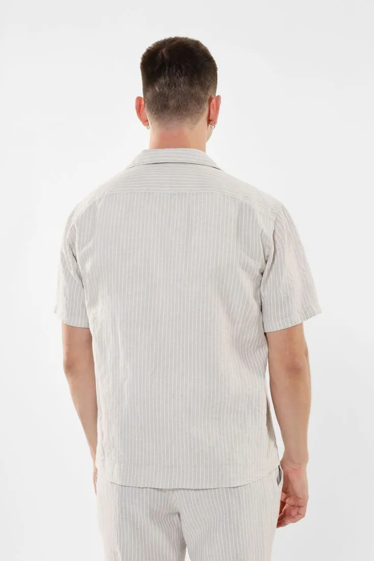 Camicia fantasia rigata con maniche corte
