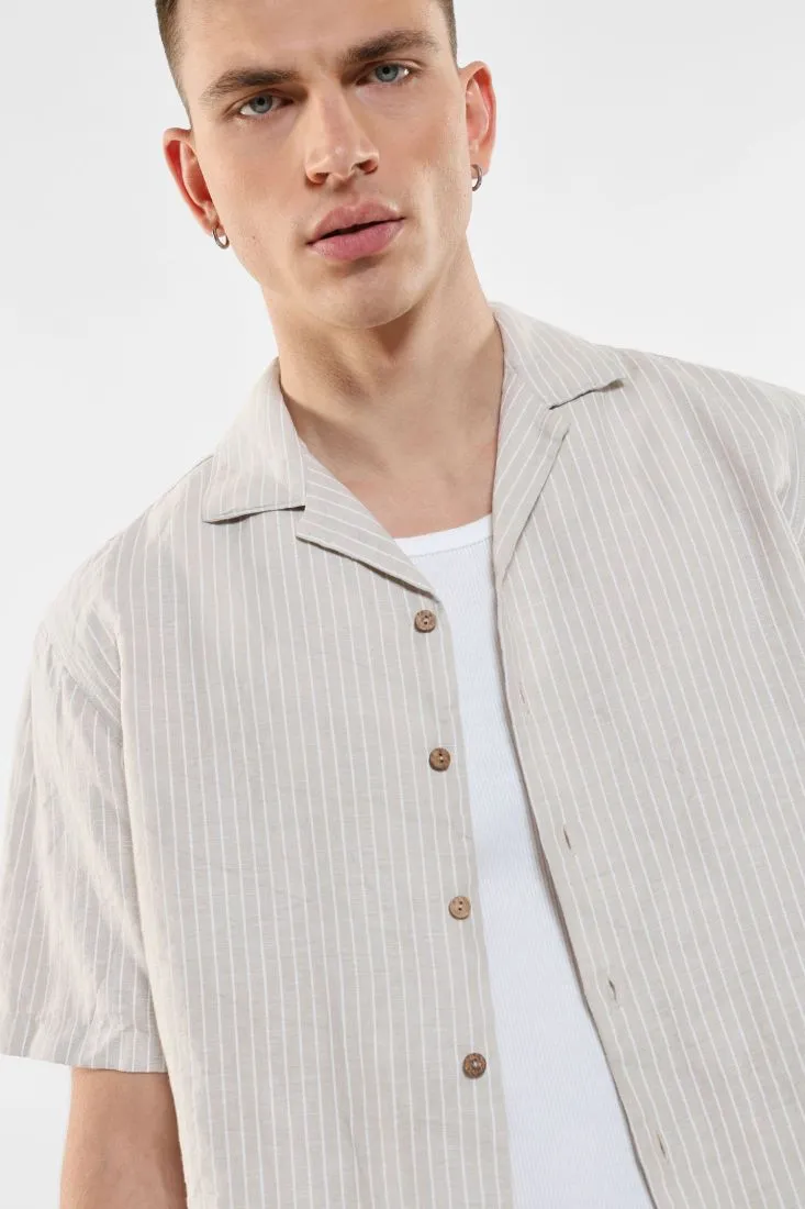 Camicia fantasia rigata con maniche corte