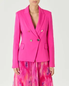 Giacca doppiopetto fucsia in tessuto fluido con bottoni dorati a specchio con logo