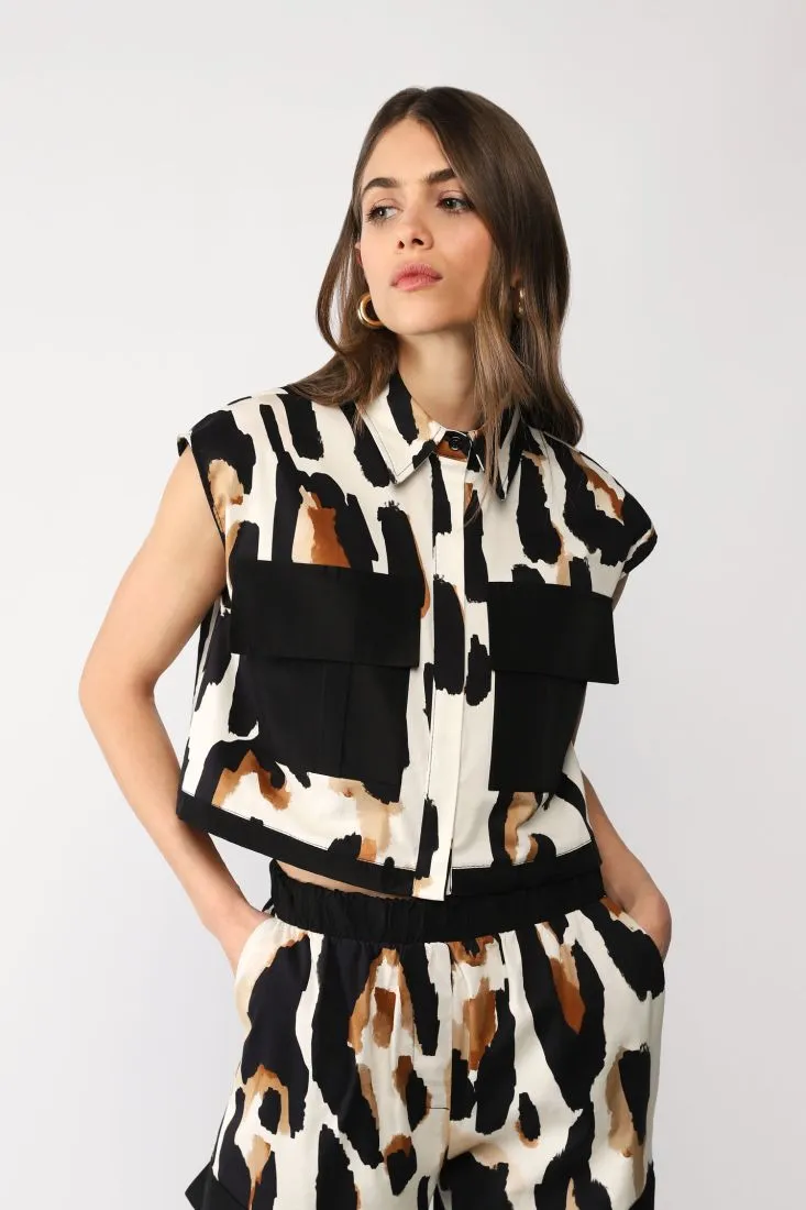 Gilet cropped fantasia astratta con tasche applicate