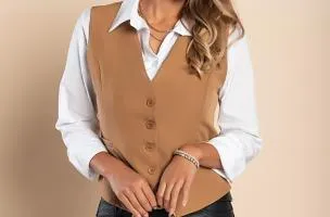 Gilet elegante con bottoni 8931, colore cammello
