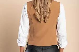 Gilet elegante con bottoni 8931, colore cammello