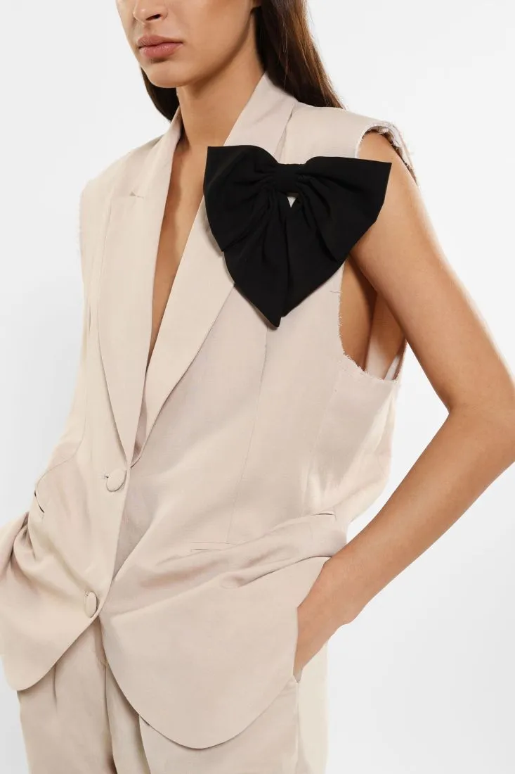 Gilet monopetto con volant applicato a contrasto