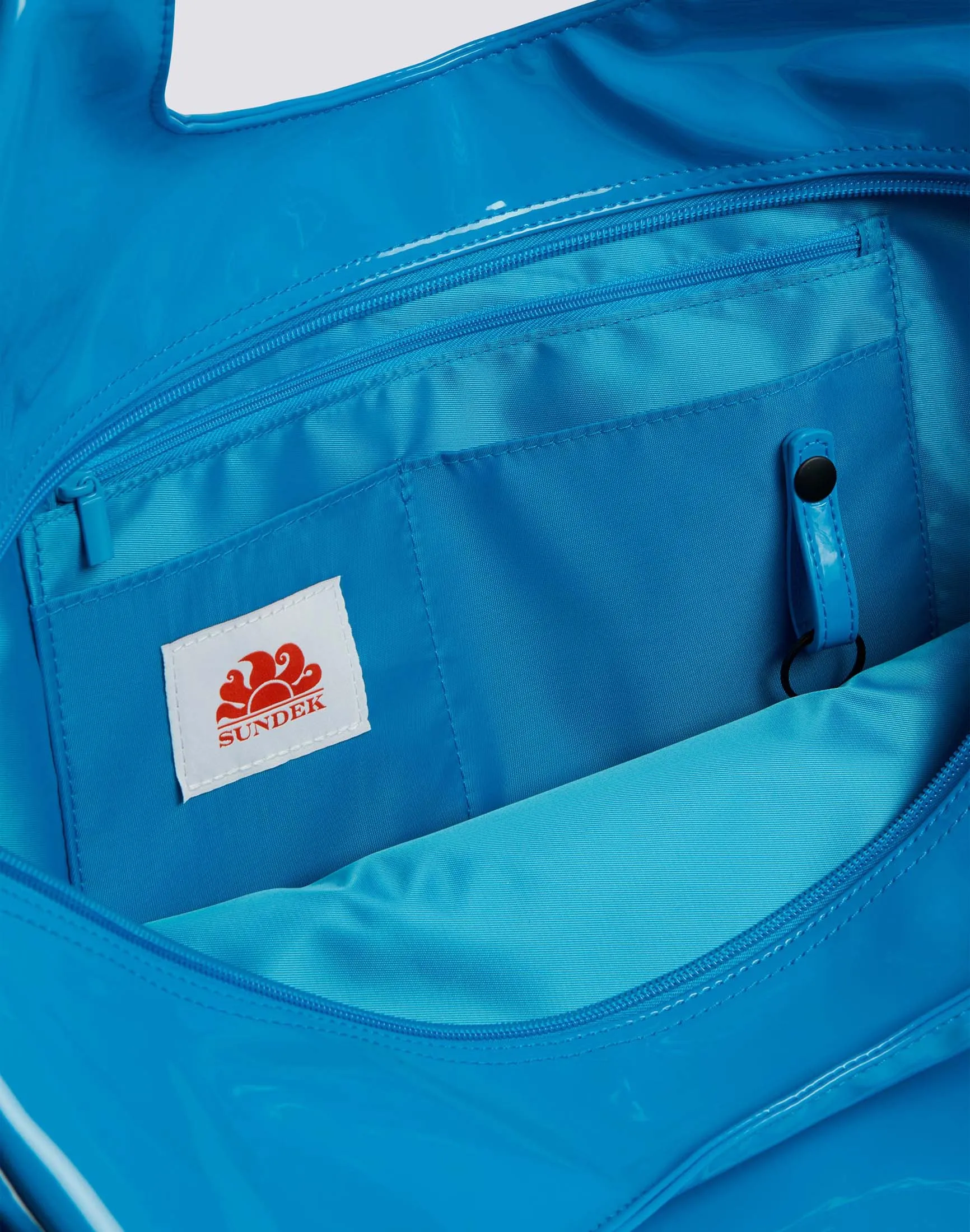 Maxi shopper turchese in tessuto effetto vernice con patch logo sculpted tono su tono