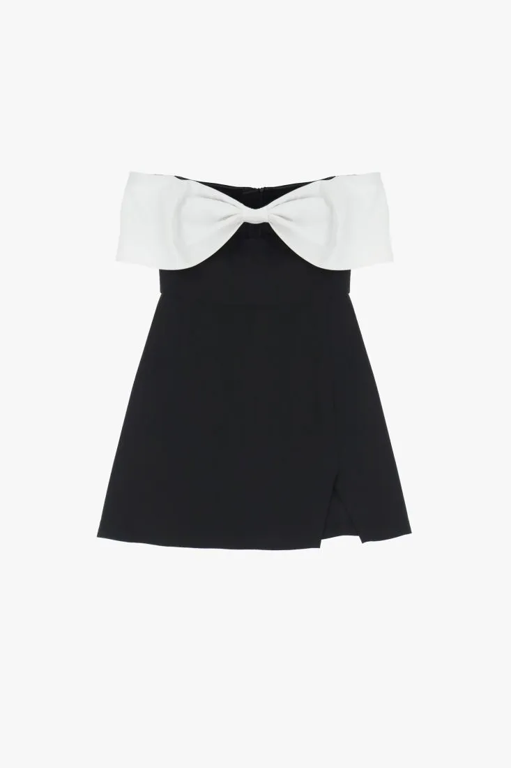 Mini abito con scollo alla Bardot, fiocco e cut-out
