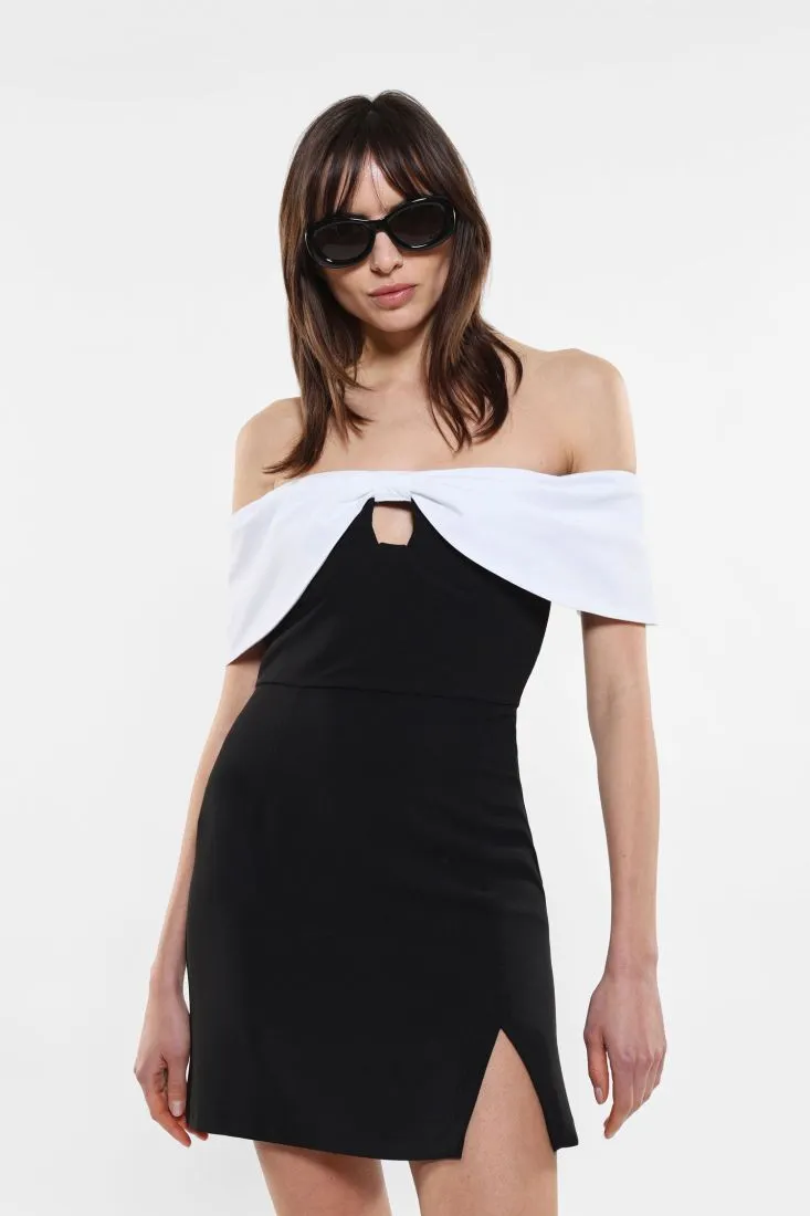 Mini abito con scollo alla Bardot, fiocco e cut-out