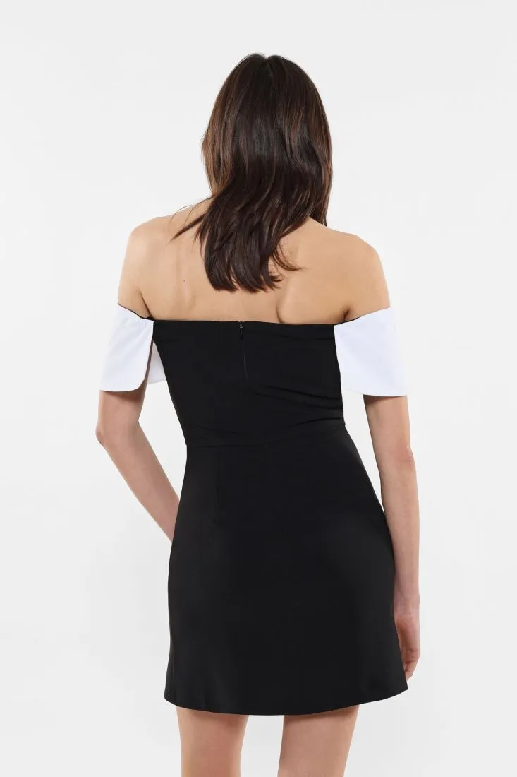 Mini abito con scollo alla Bardot, fiocco e cut-out