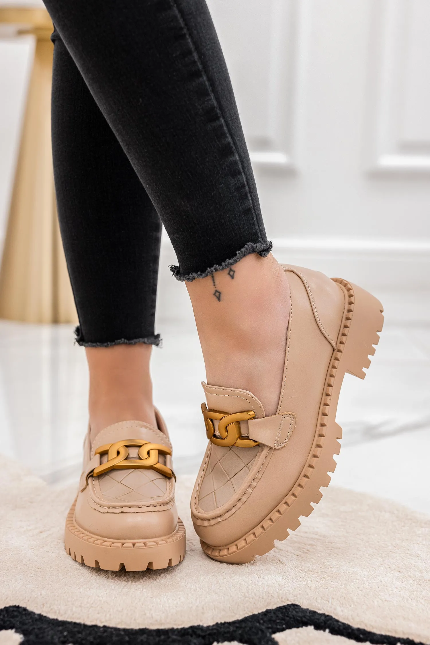 MIRROW - Mocassini beige con catena