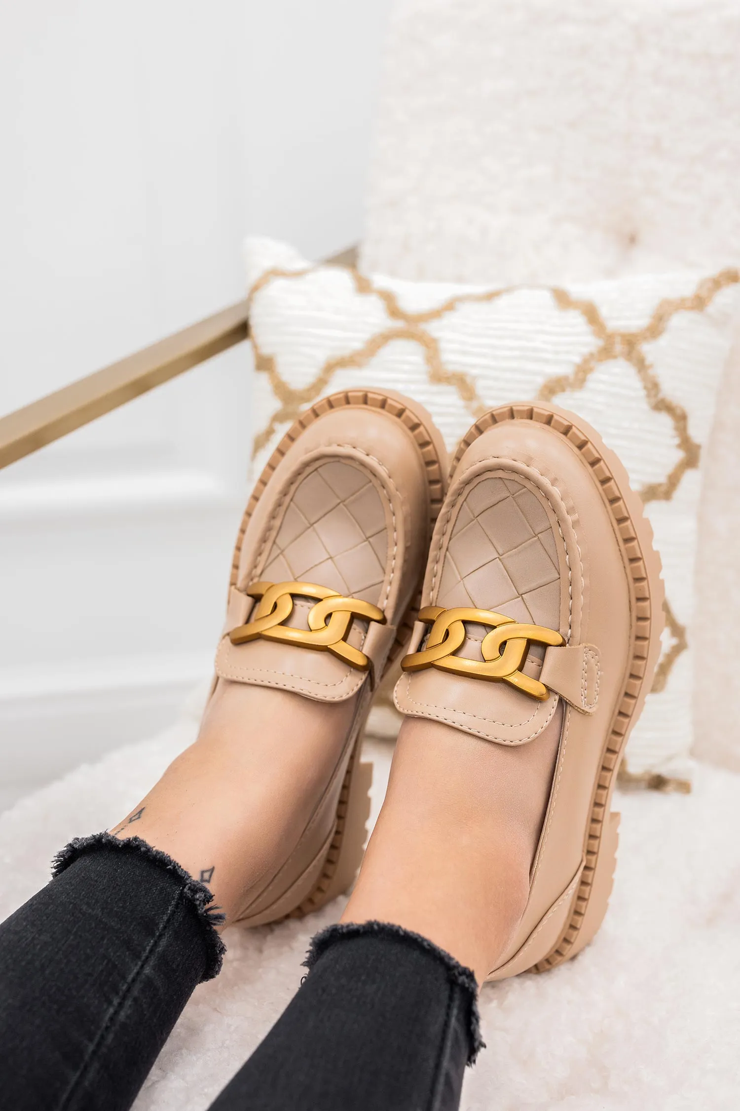 MIRROW - Mocassini beige con catena
