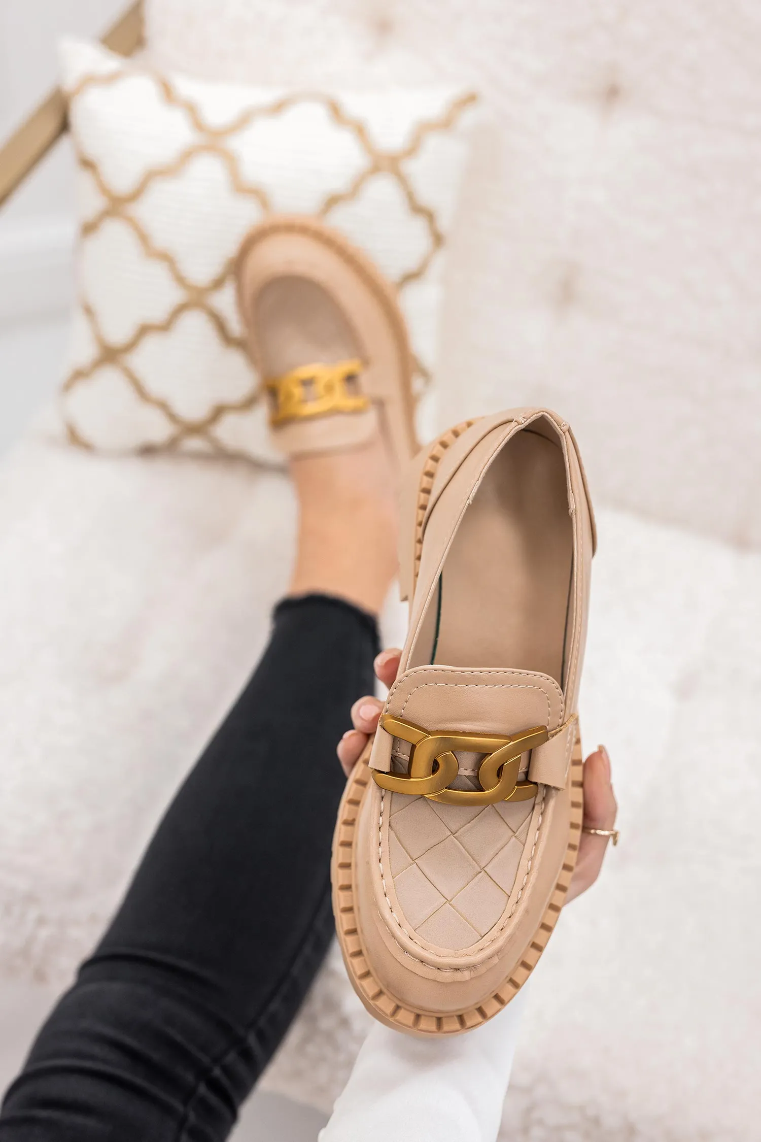 MIRROW - Mocassini beige con catena