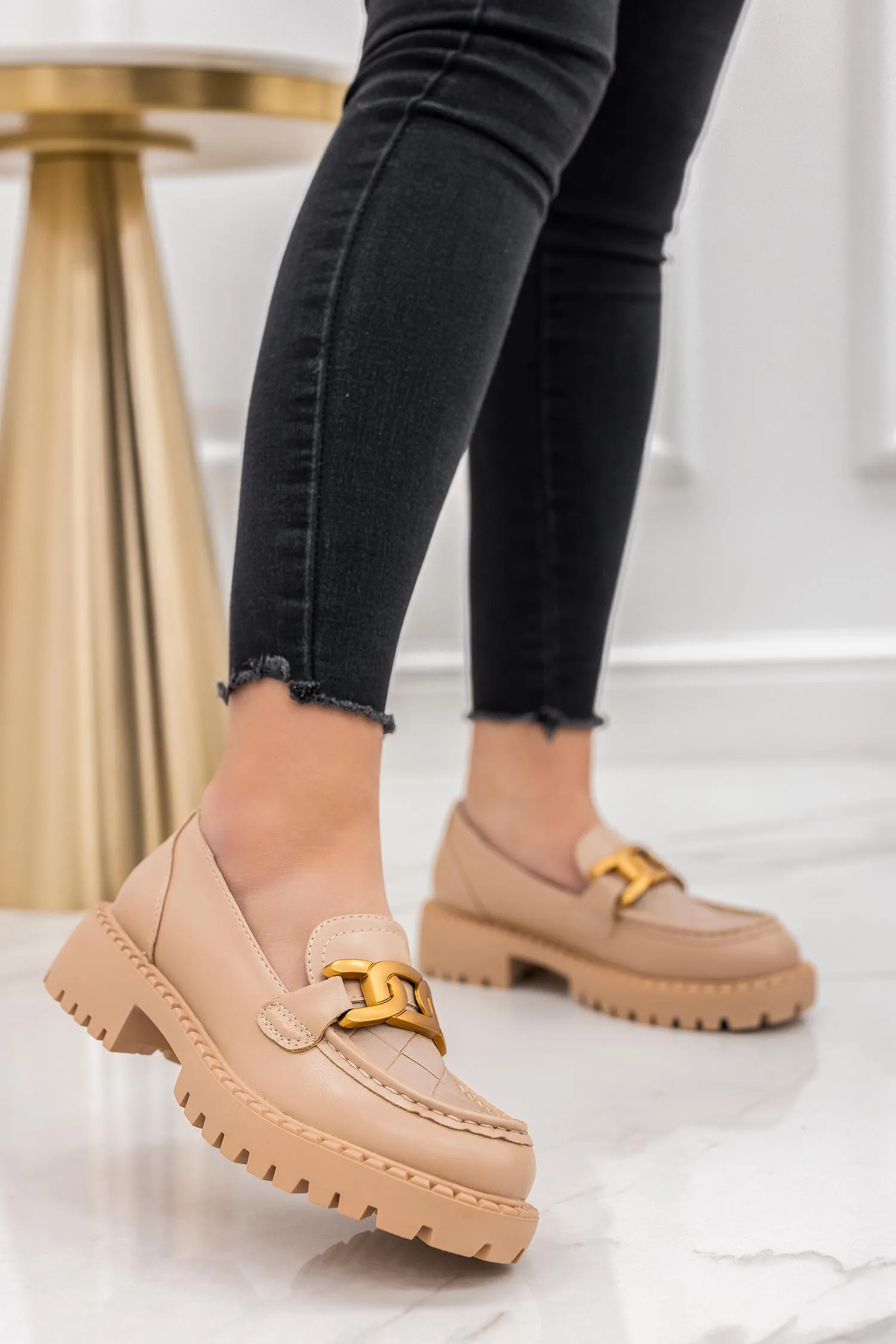 MIRROW - Mocassini beige con catena