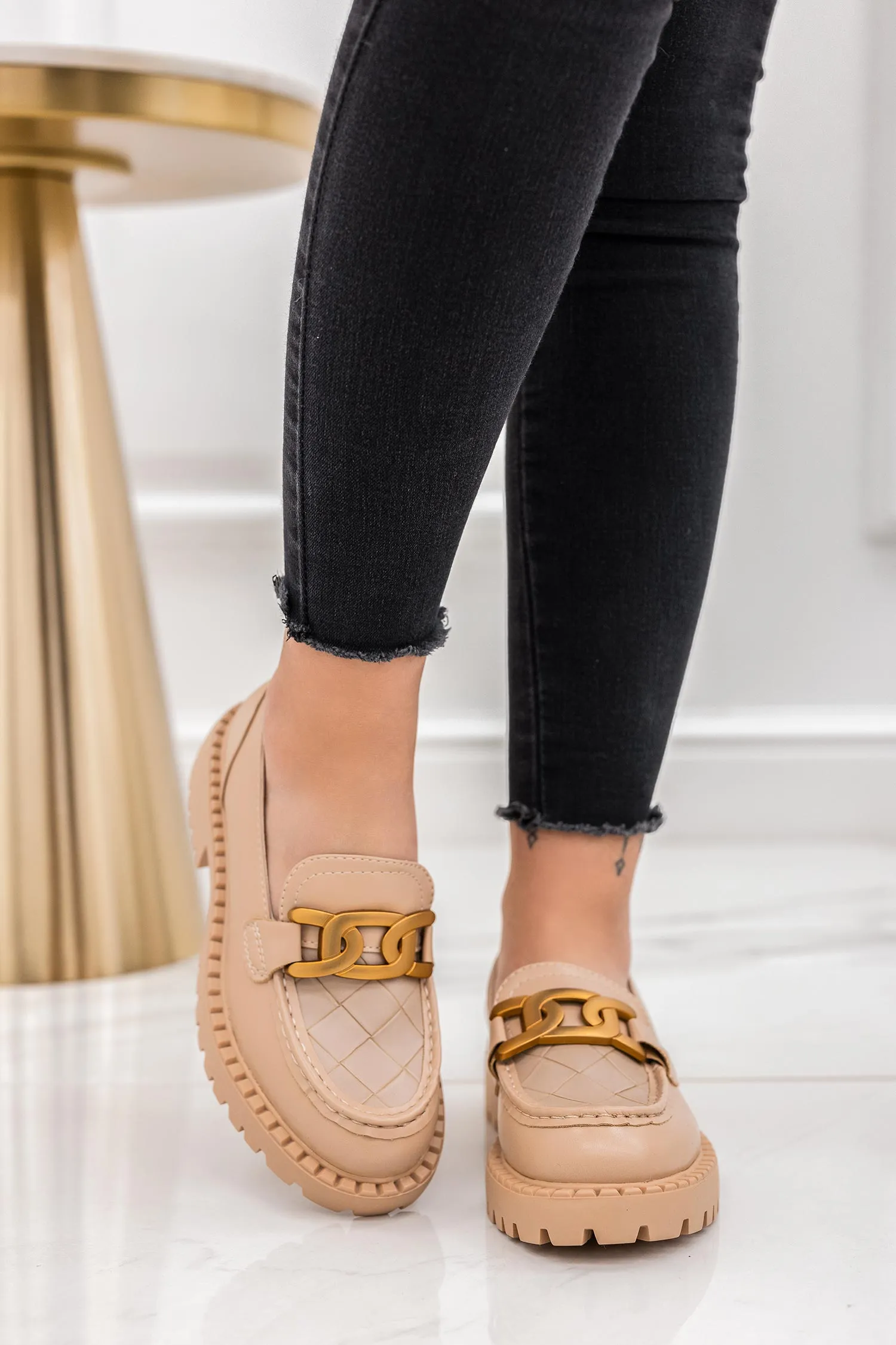 MIRROW - Mocassini beige con catena