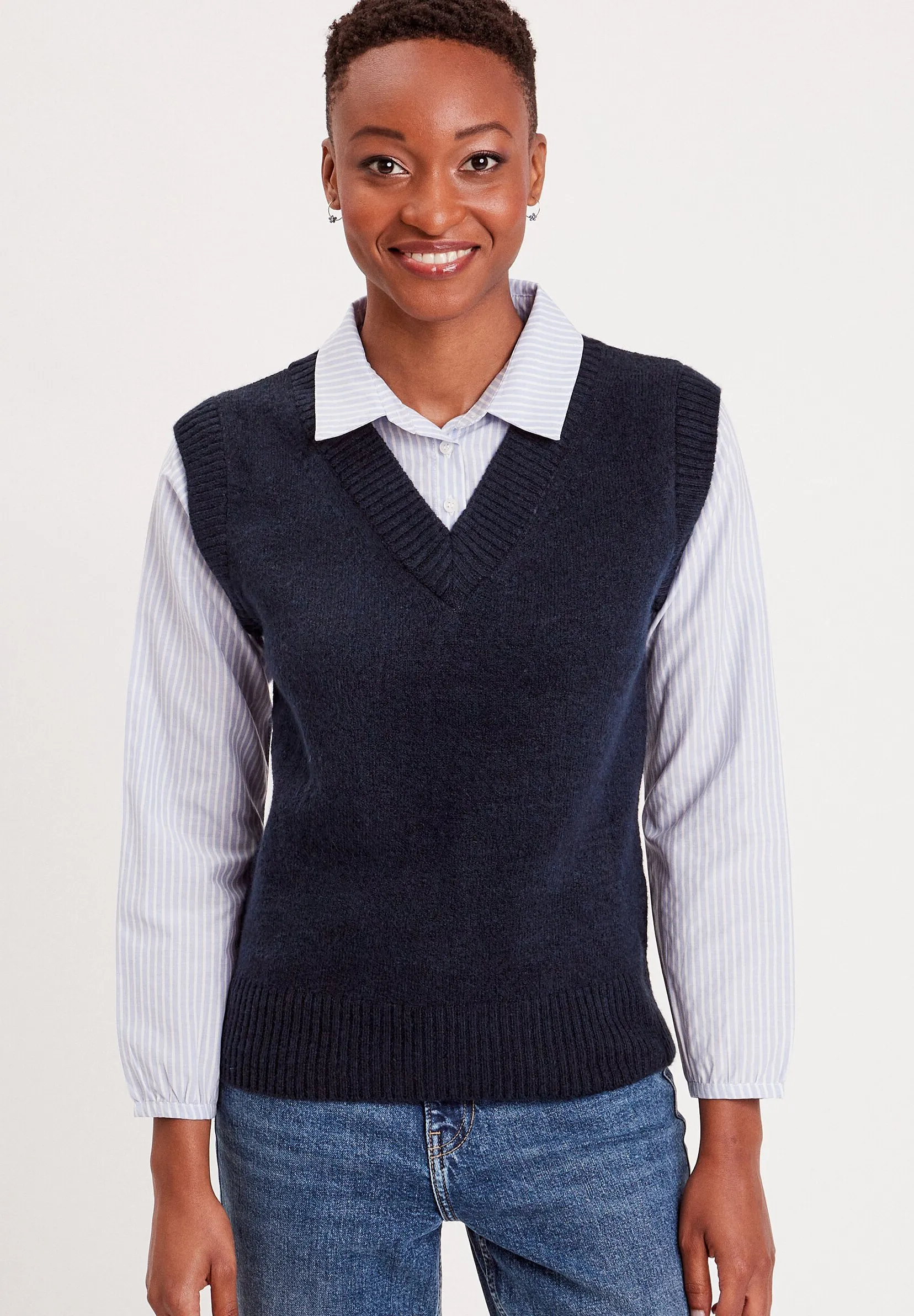 MIT V-AUSSCHNITT. - Maglione
