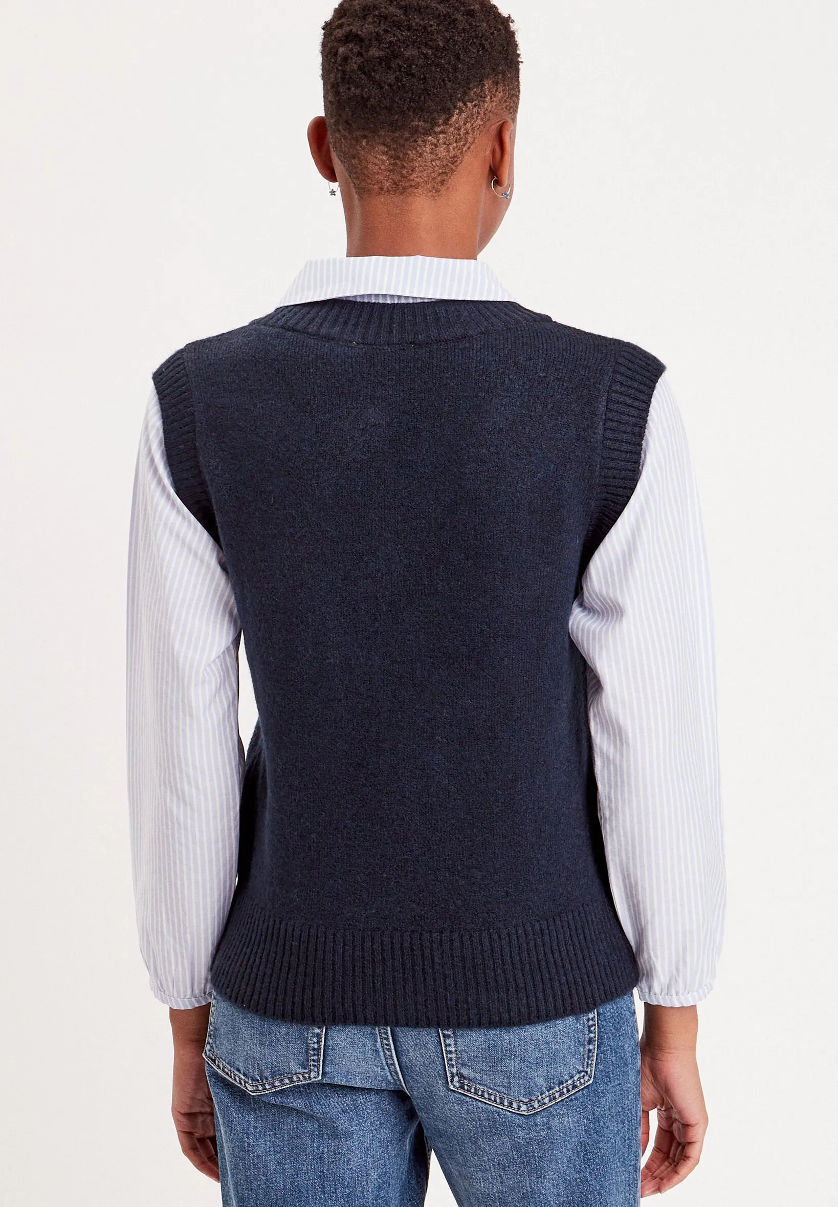 MIT V-AUSSCHNITT. - Maglione