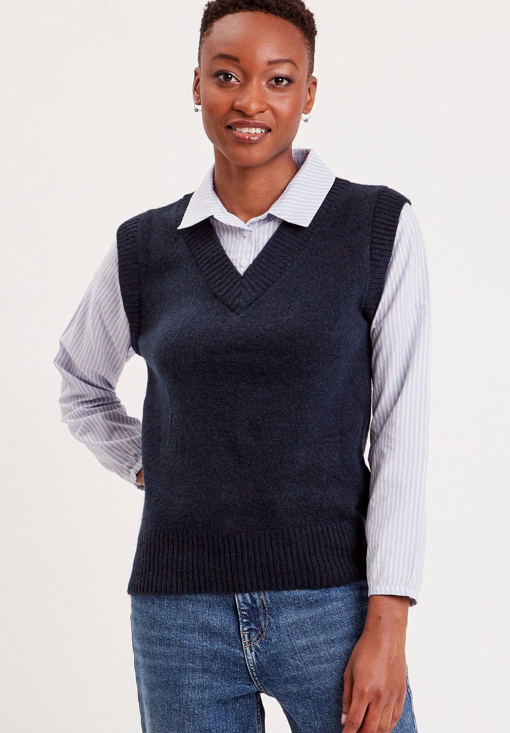 MIT V-AUSSCHNITT. - Maglione
