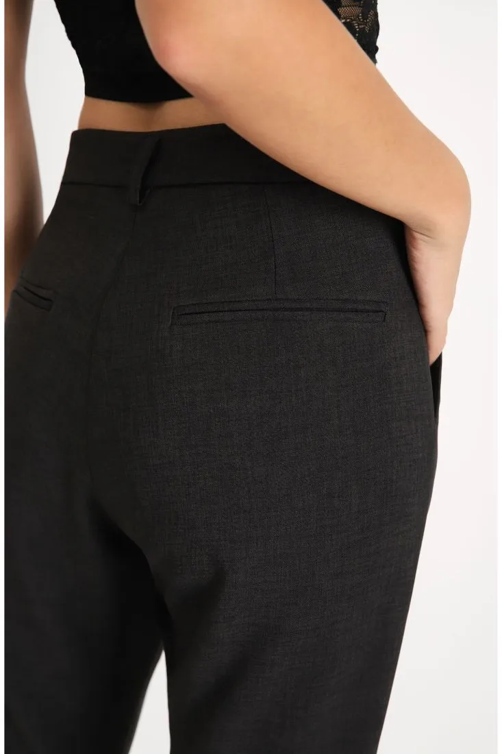 Pantaloni a sigaretta con risvolti
