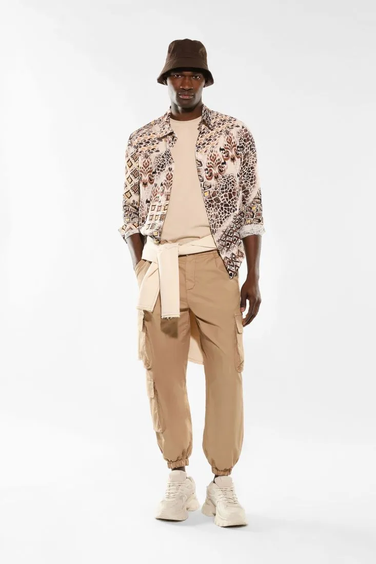 Pantaloni cargo monocolour con tasche verticali e pinces