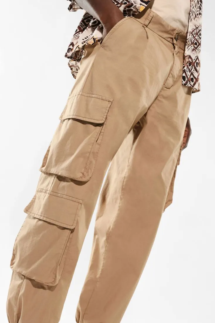 Pantaloni cargo monocolour con tasche verticali e pinces