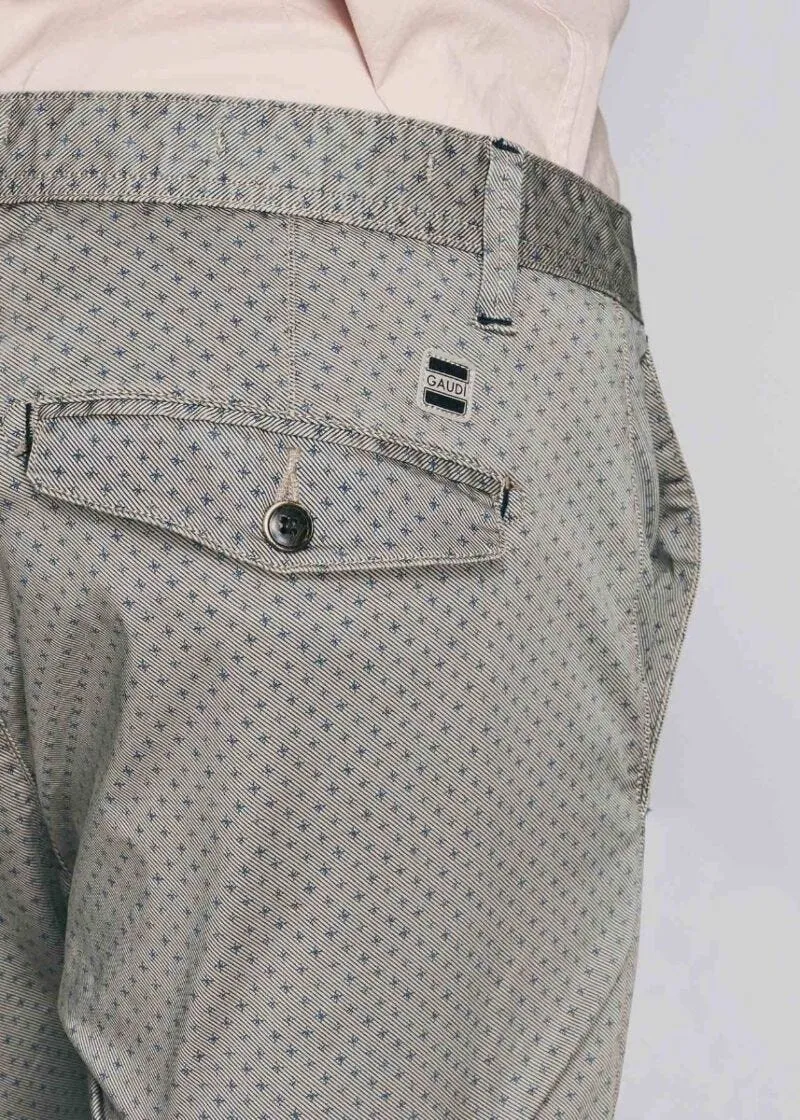 Pantaloni chino con fantasia geometrica