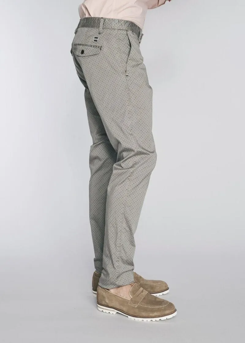 Pantaloni chino con fantasia geometrica