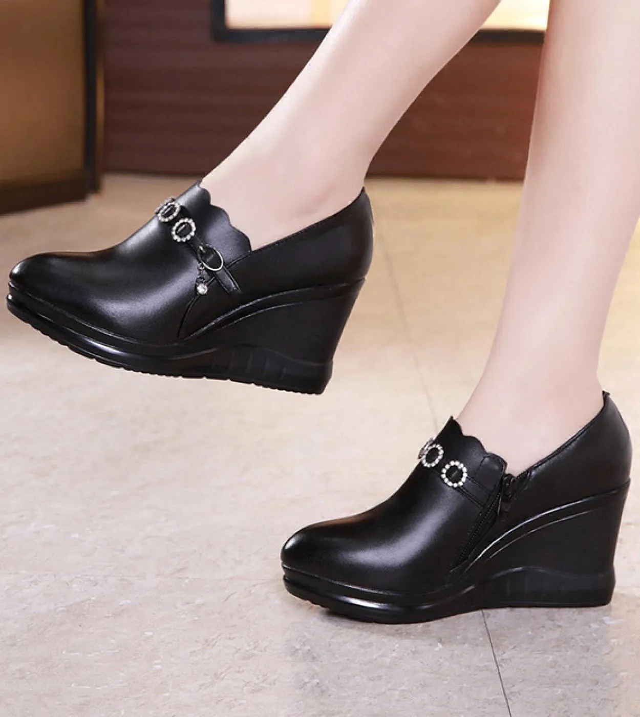 Scarpe in pelle a bocca profonda Scarpe con plateau nere Tacchi alti Scarpe da ballo in cristallo di moda per scarpe da donna co