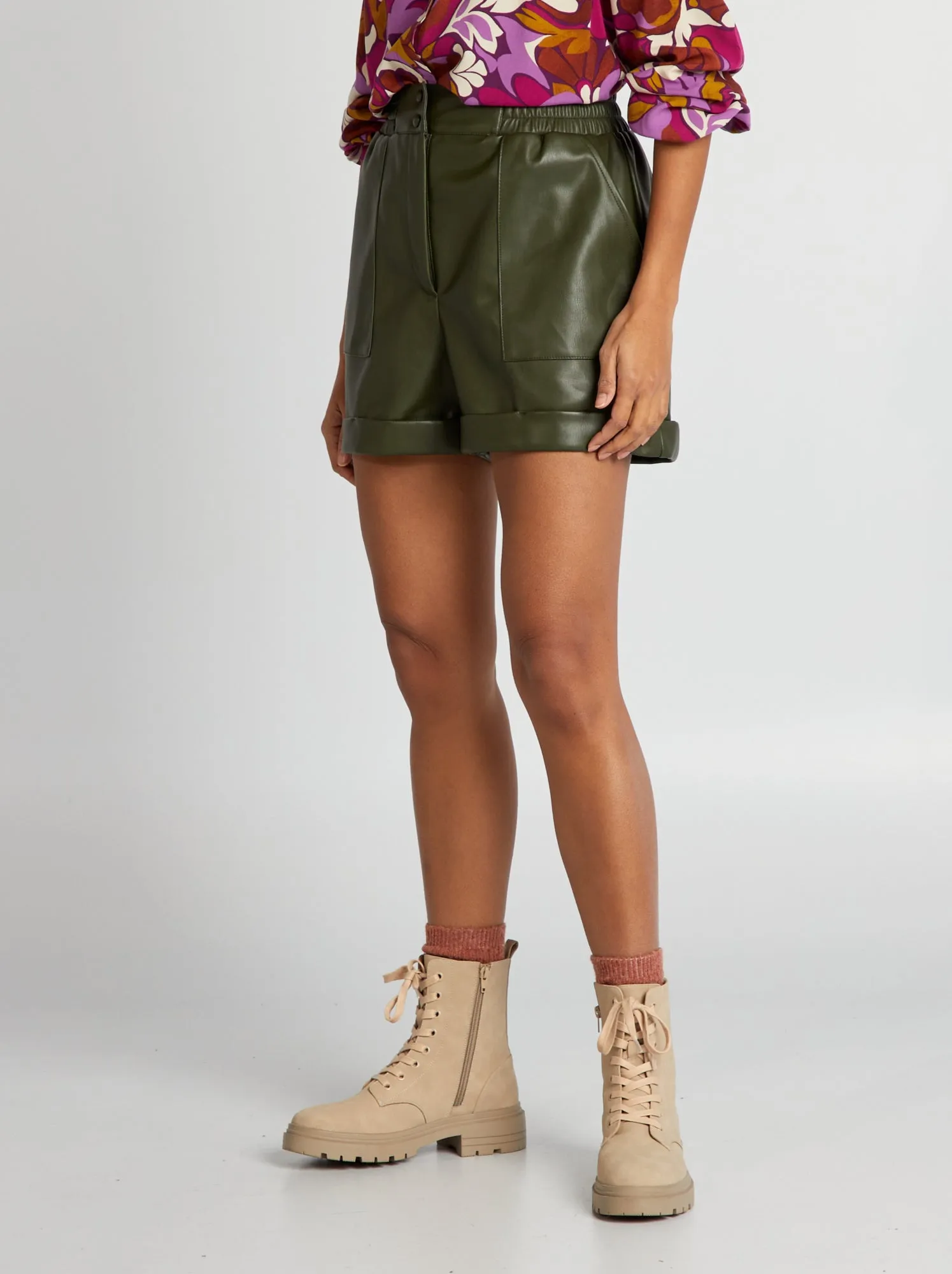 Shorts a vita alta con risvolto - VERDE