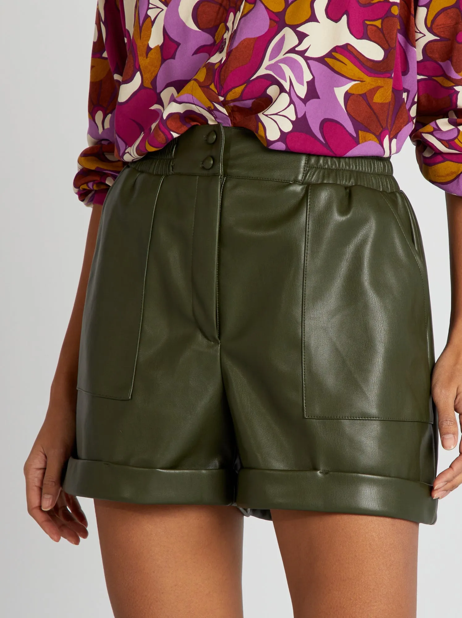 Shorts a vita alta con risvolto - VERDE