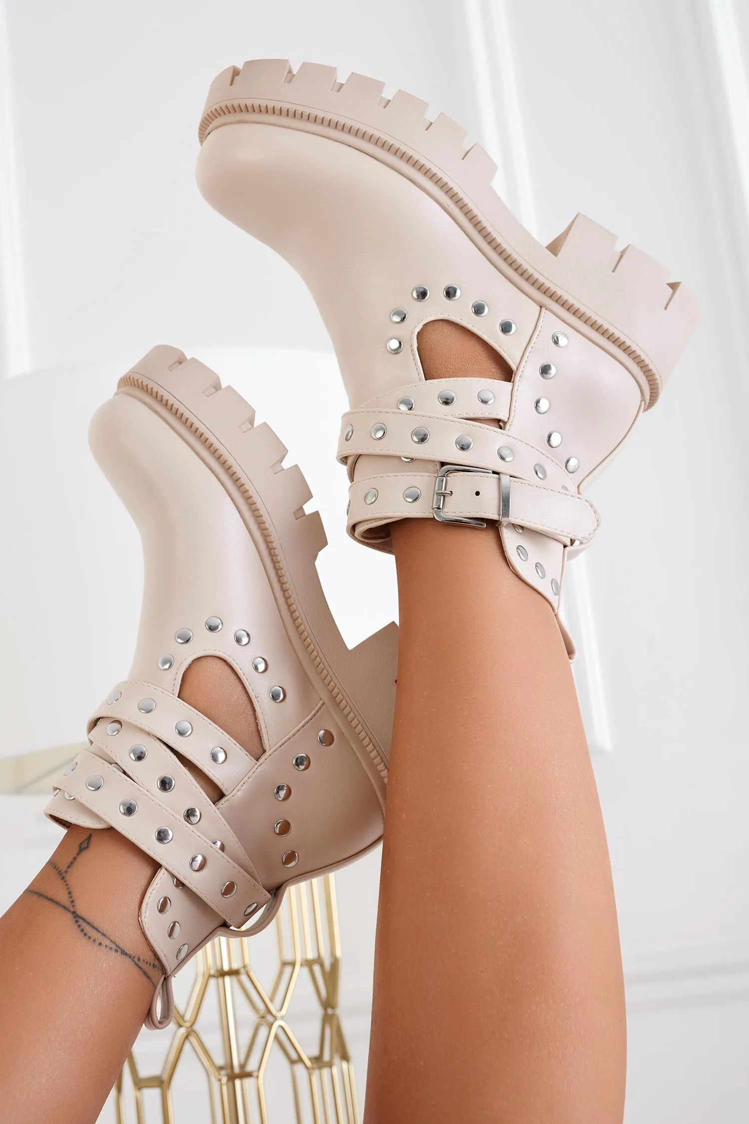 Stivaletti biker beige con borchie