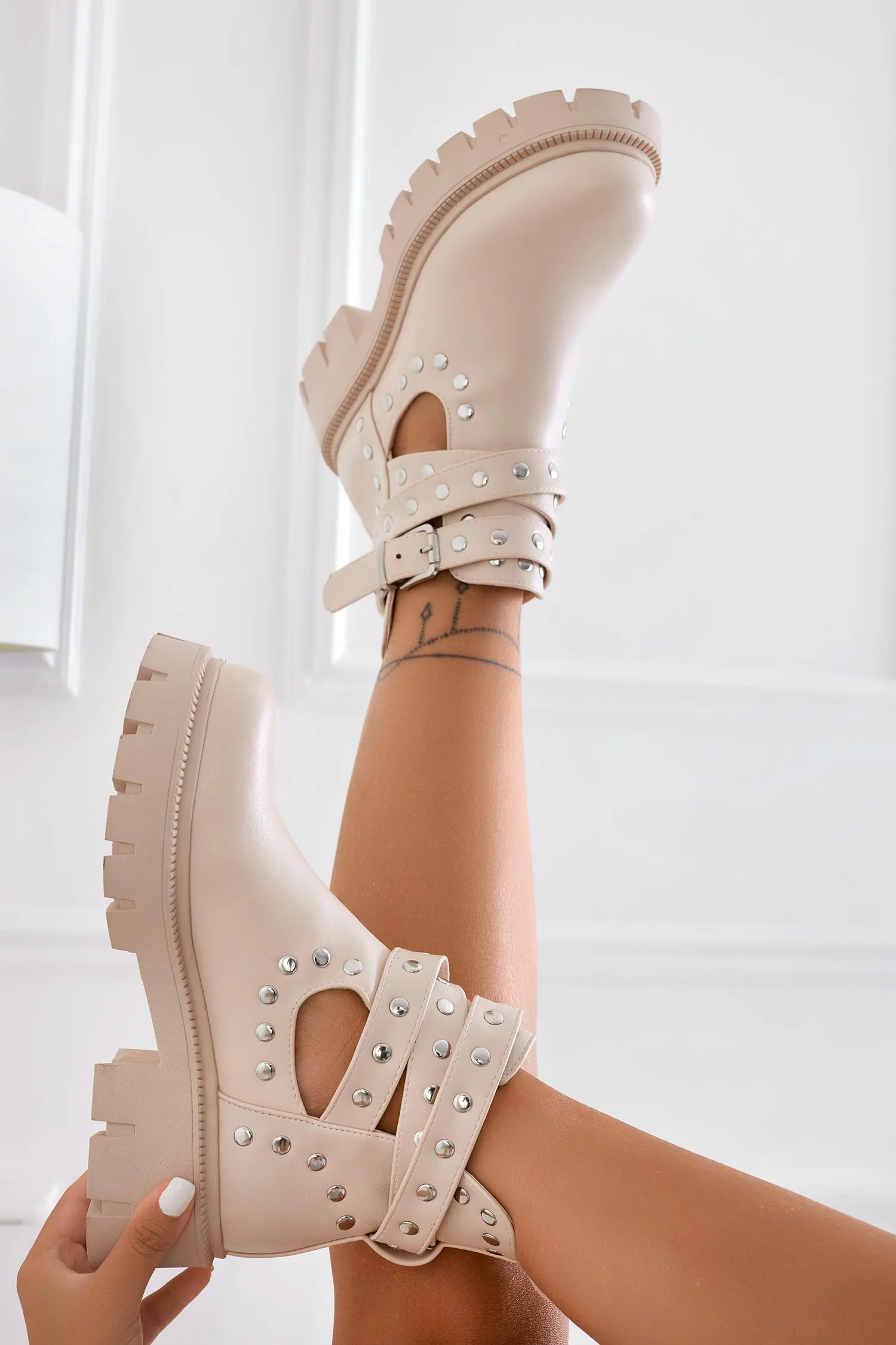 Stivaletti biker beige con borchie