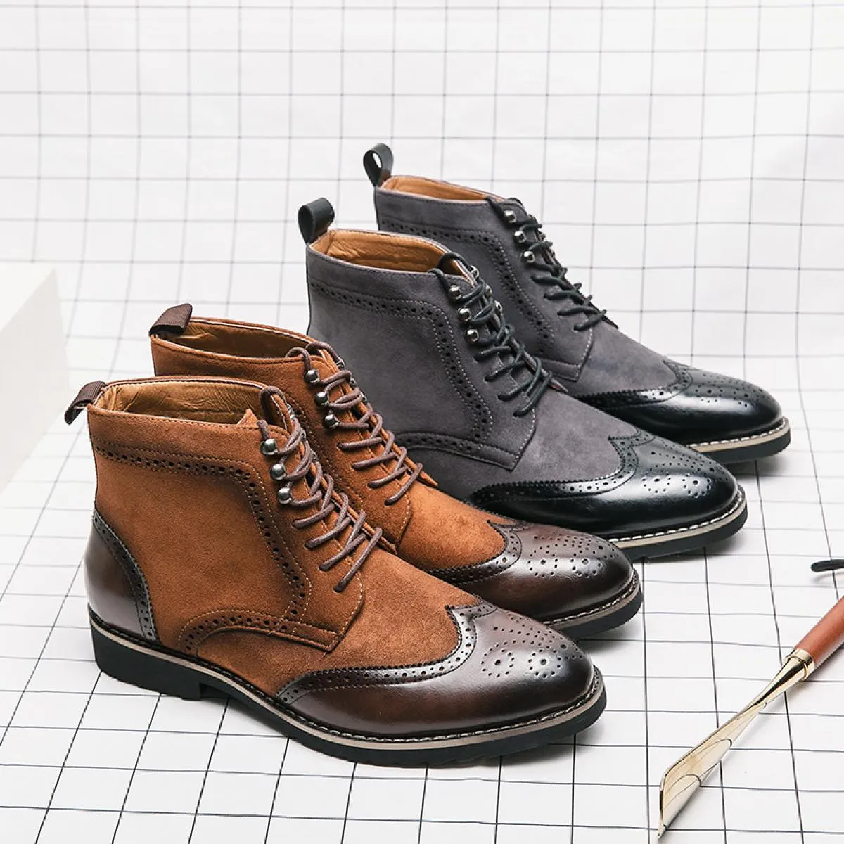 Stivaletti classici in pelle brogue intagliati retrò da uomo Stivaletti alla moda da uomo in pelle scamosciata Stivaletti string