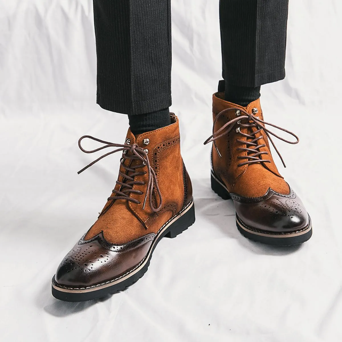 Stivaletti classici in pelle brogue intagliati retrò da uomo Stivaletti alla moda da uomo in pelle scamosciata Stivaletti string