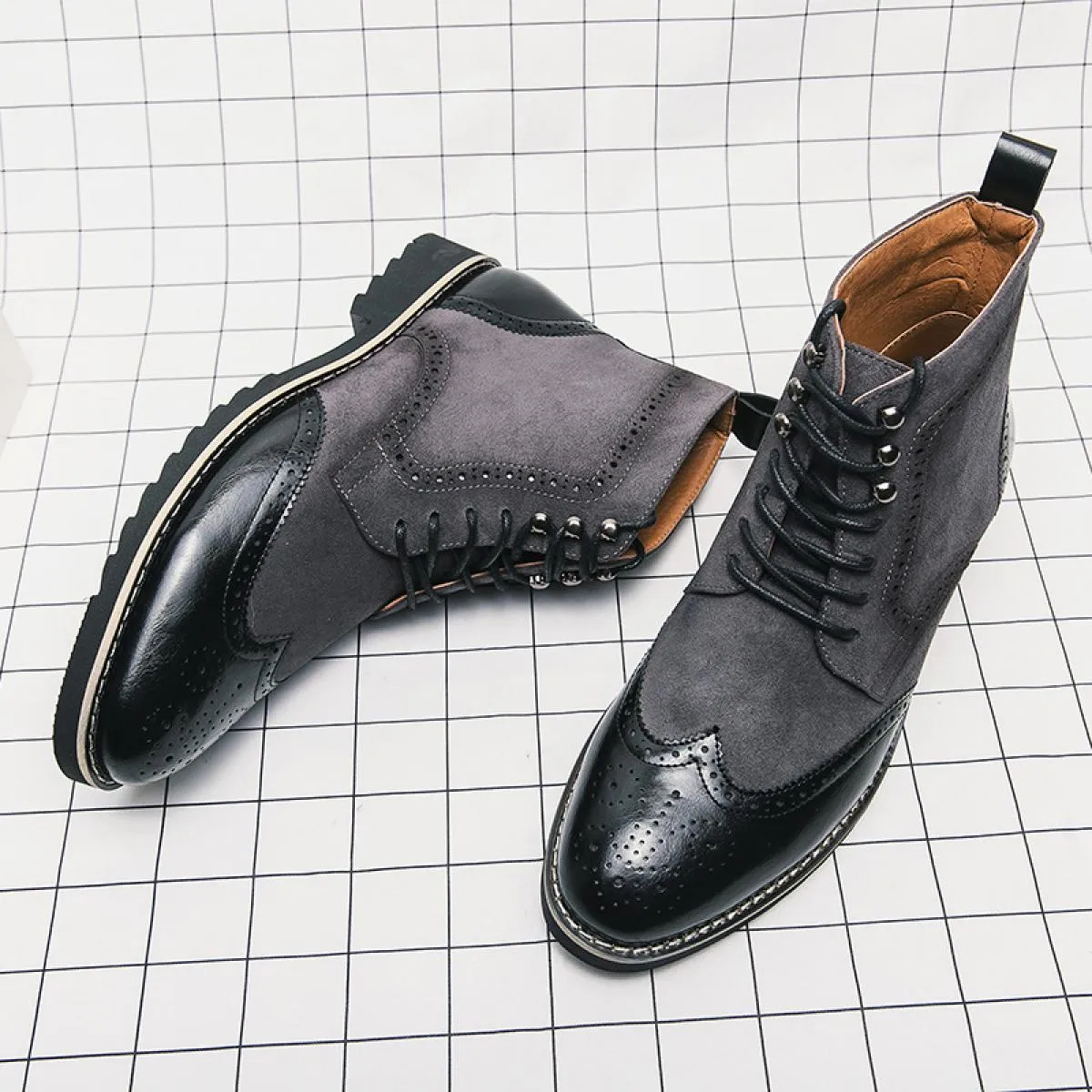 Stivaletti classici in pelle brogue intagliati retrò da uomo Stivaletti alla moda da uomo in pelle scamosciata Stivaletti string