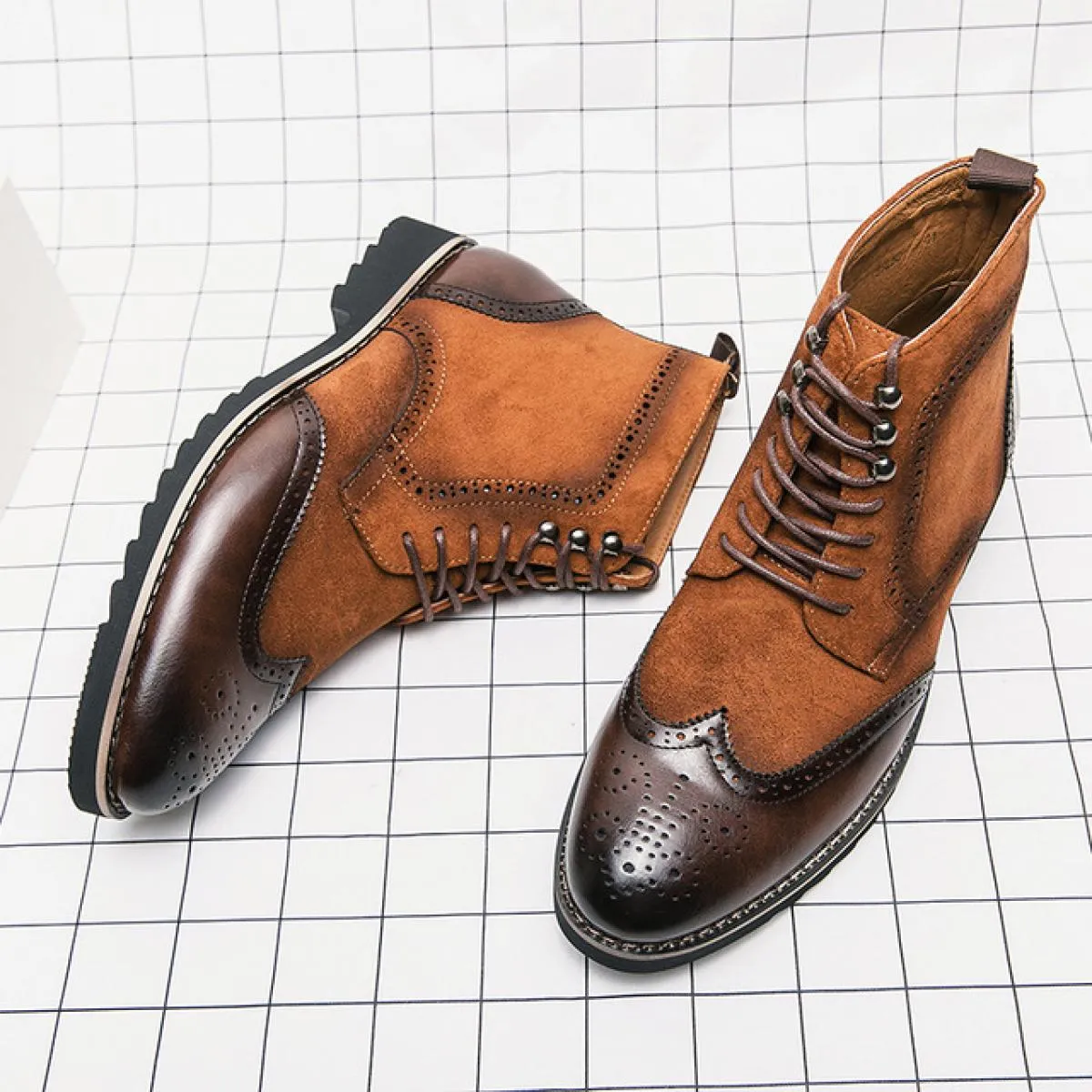 Stivaletti classici in pelle brogue intagliati retrò da uomo Stivaletti alla moda da uomo in pelle scamosciata Stivaletti string