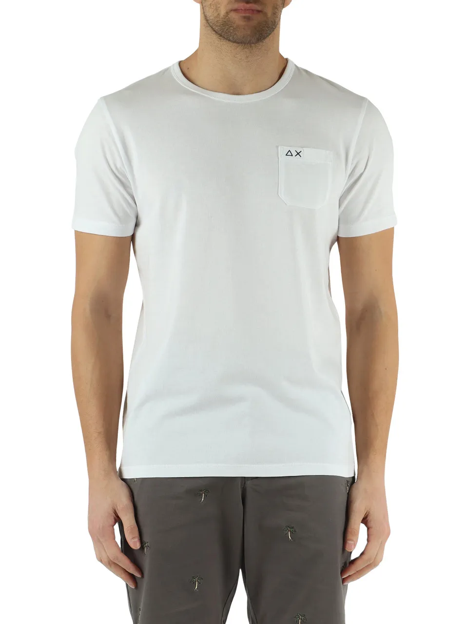 T-shirt in cotone con taschino e ricamo logo frontale