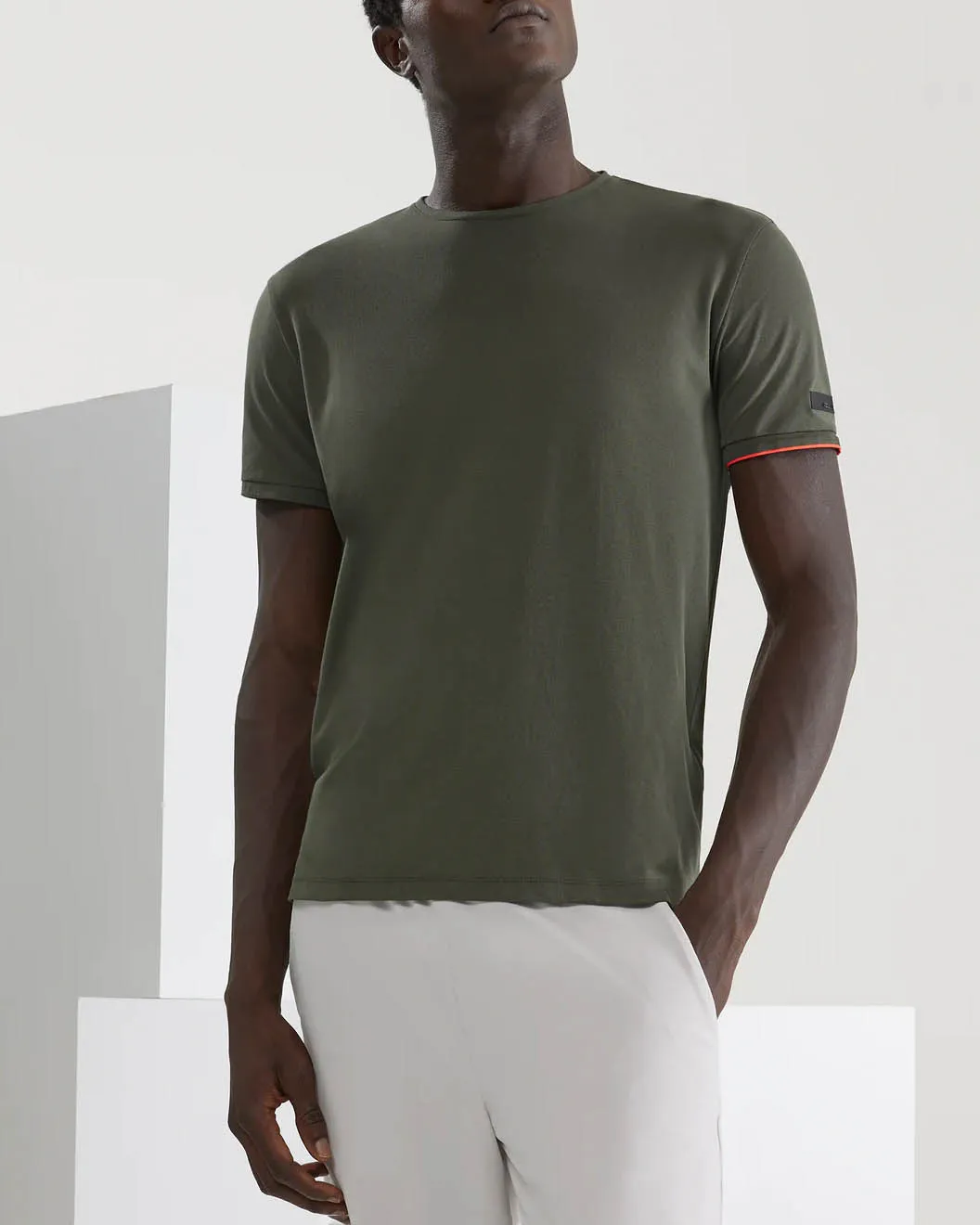T-shirt verde militare Shirty Macro in micro piquè di cotone stretch con bordino sulla manica in contrasto