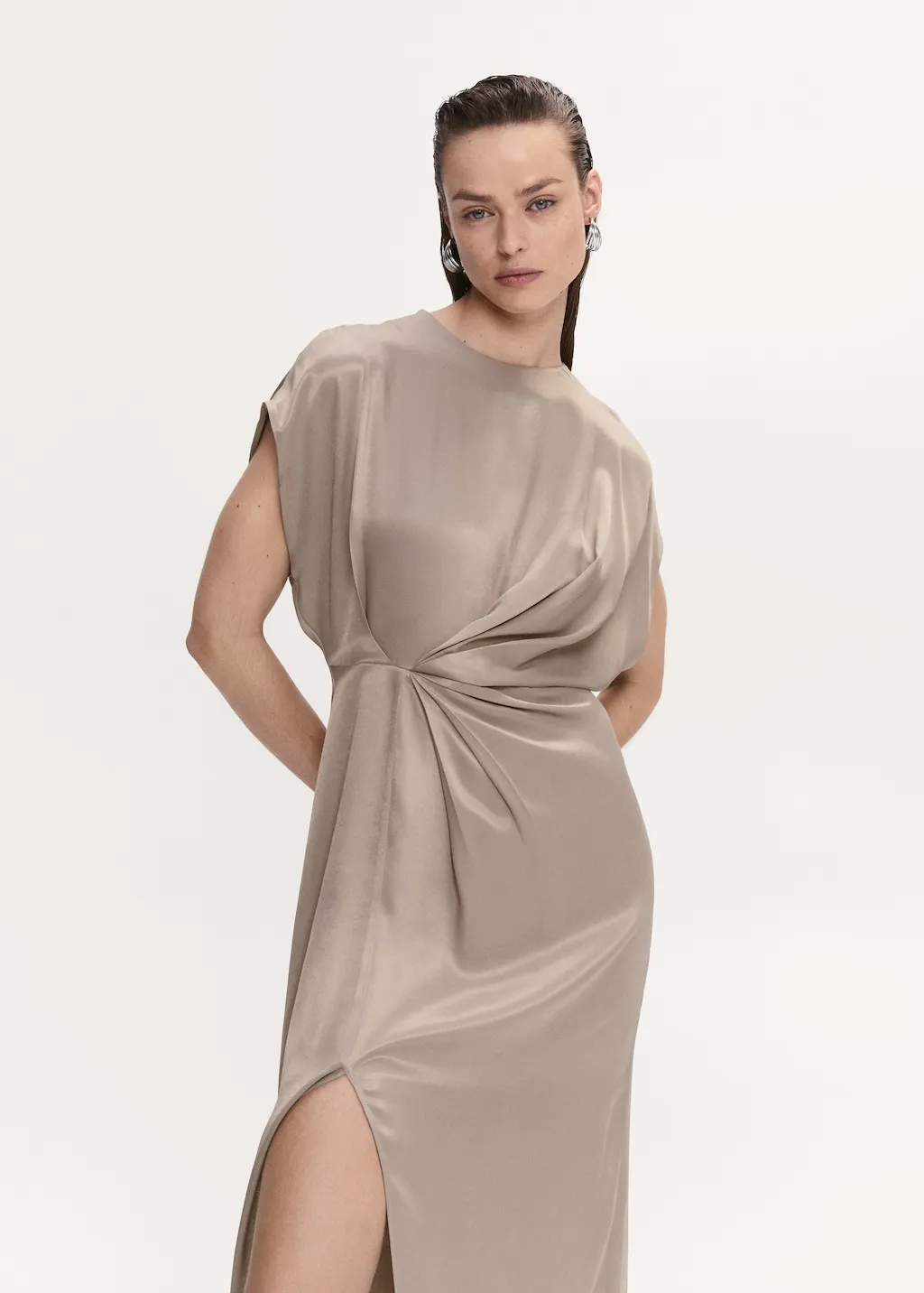 Vestito satinato spacco