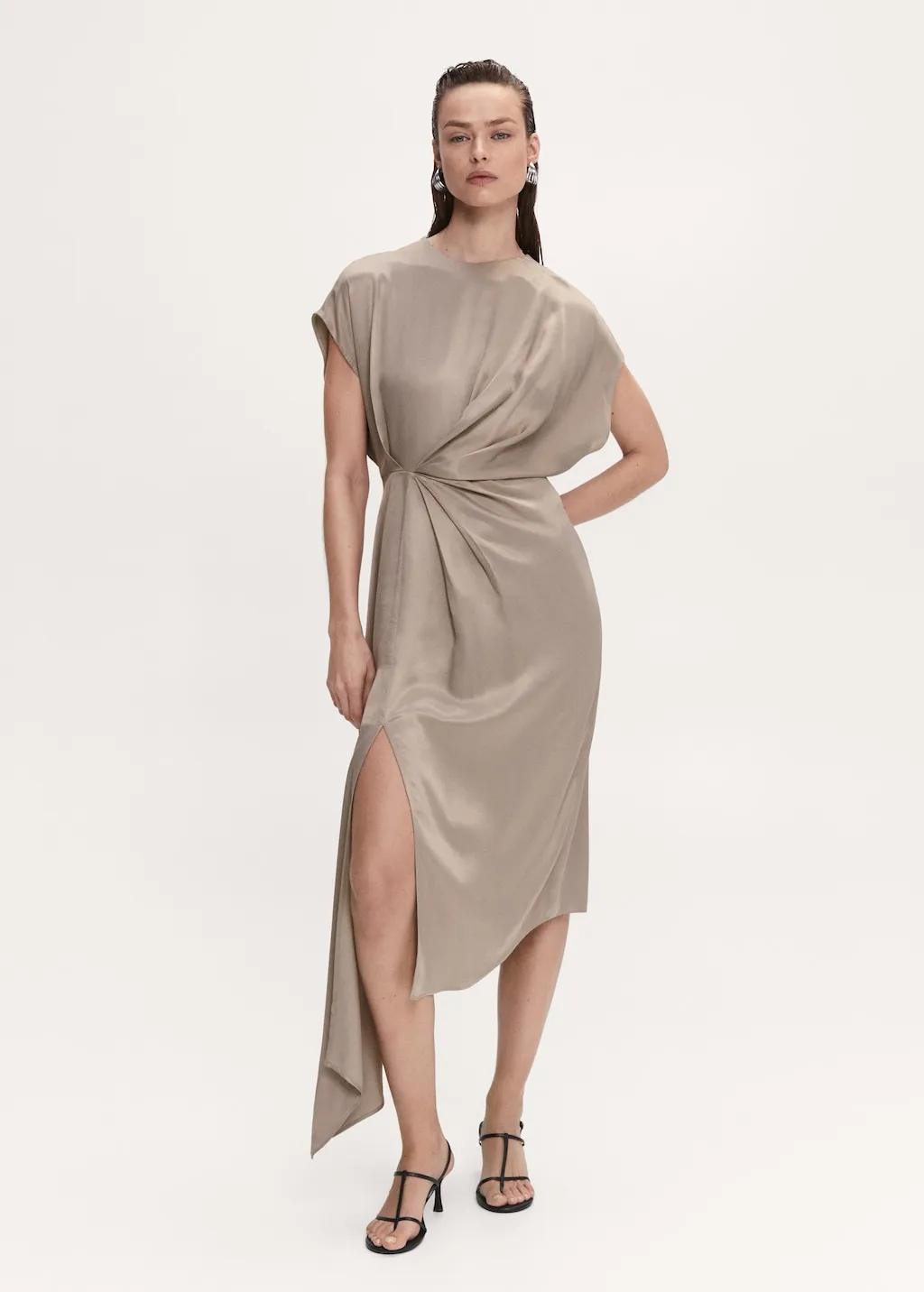 Vestito satinato spacco
