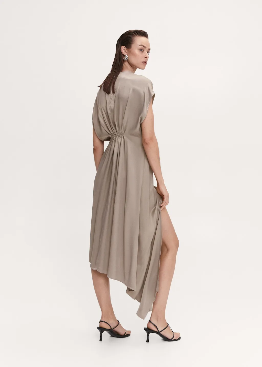 Vestito satinato spacco
