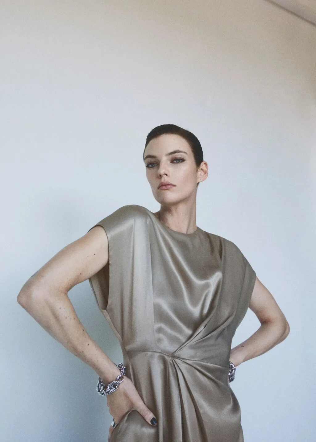 Vestito satinato spacco