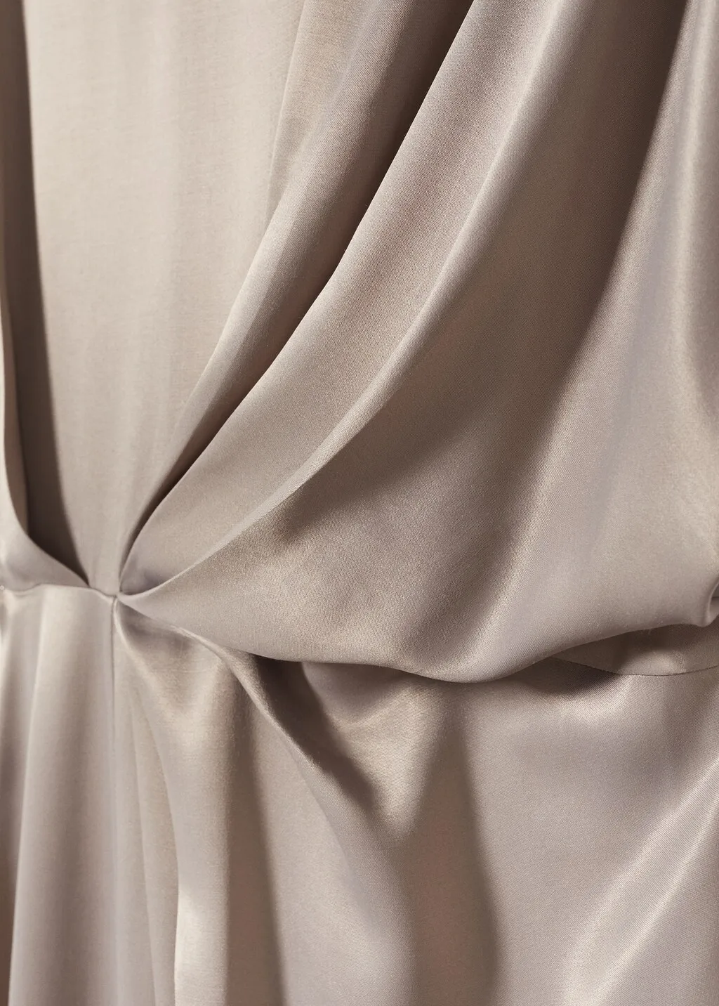 Vestito satinato spacco